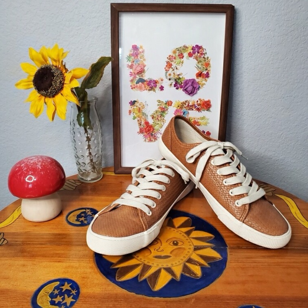Universal Thread Sneaker Size 9